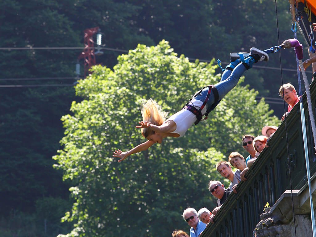 Une passionnée du saut à l'élastique